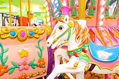 在这款推理游戏里，你甚至能玩上Galgame